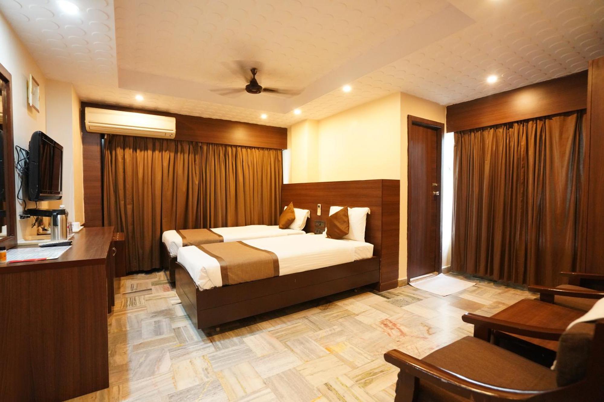 Jaya Residency Hotel Kākināda Exterior foto